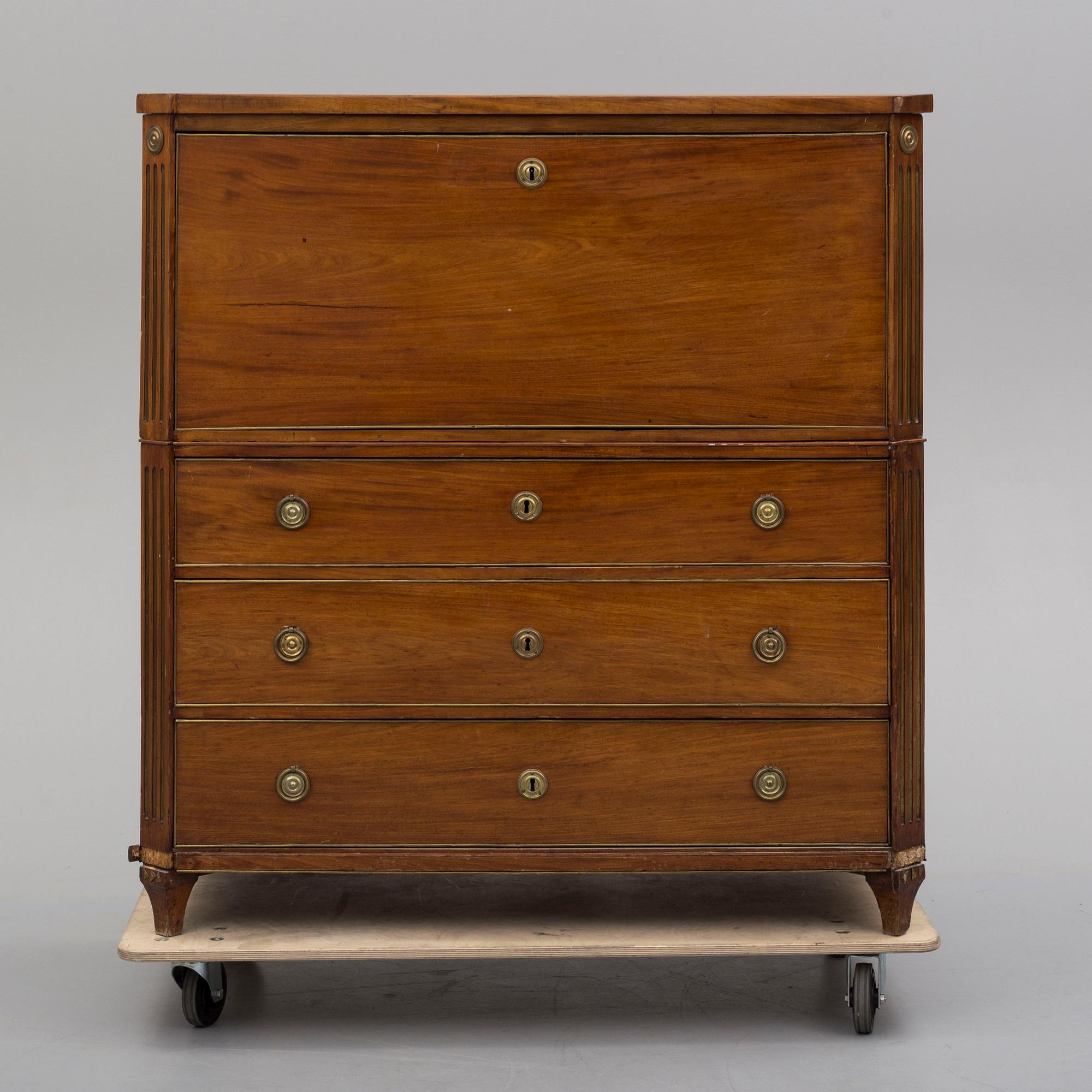CHIFFONJÉ, sengustaviansk, 1800-talets början.