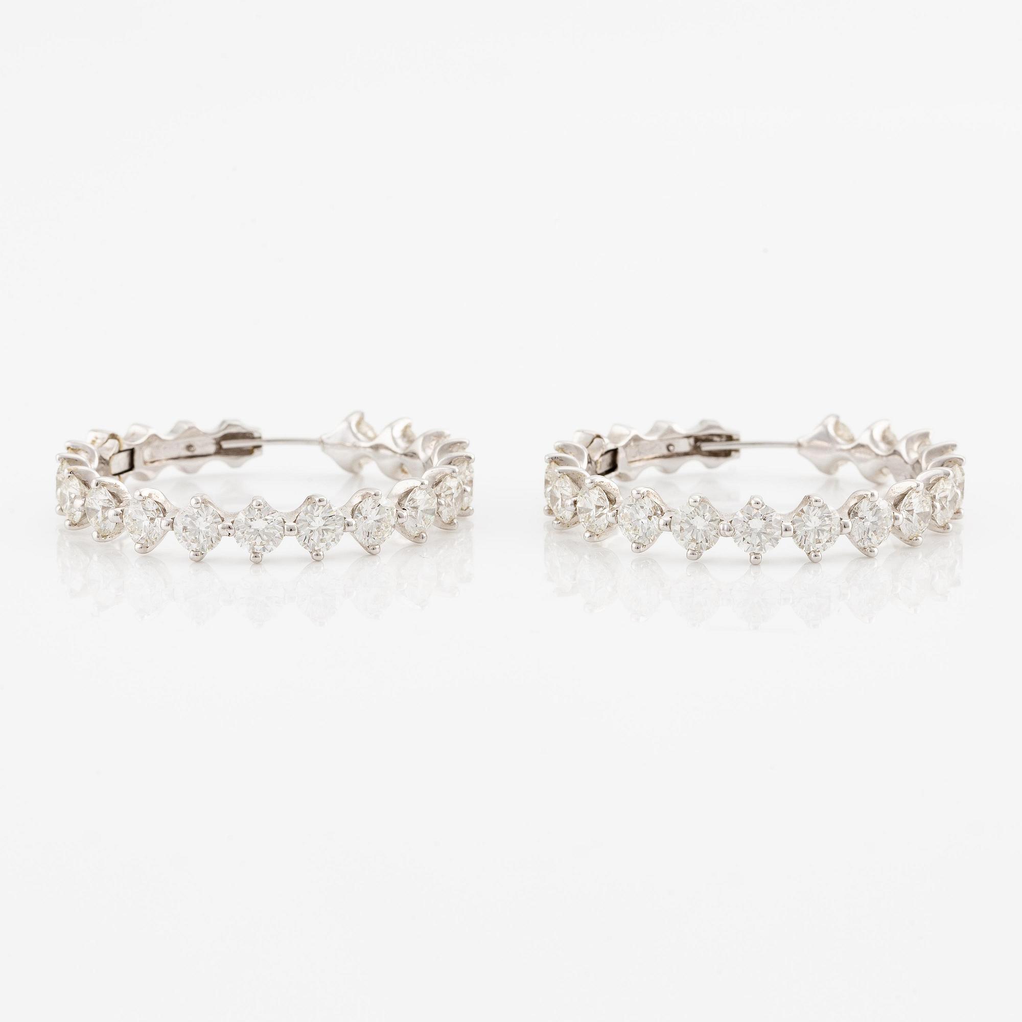 Ett par örhängen 18K vitguld med runda briljantslipade diamanter.