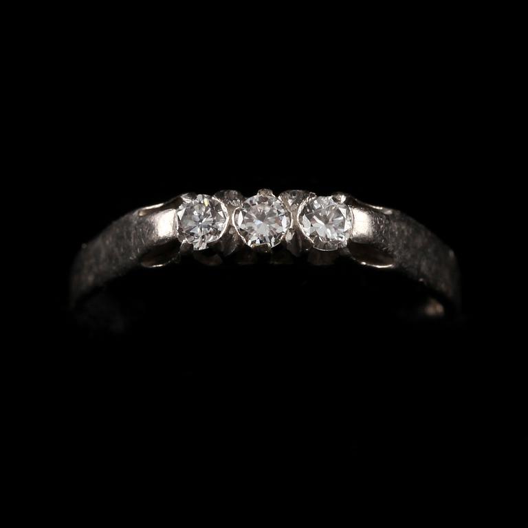 RING, 18 k vitguld med 3 diamanter tot c:a 0.23 ct. 1958. Vikt 3 g.