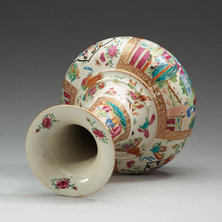 VAS, porslin. Qing dynastin, Kanton, 1800-tal.