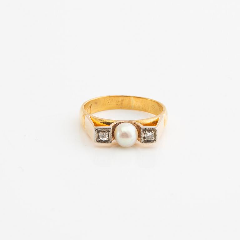Bracelet and ring, 18k gold with pearls and brilliant-cut diamonds.