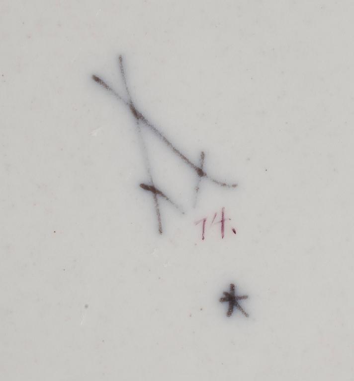 PARTI KOPPAR MED FAT 23 st SAMT BRICKA, porslin, bla Berlin och Meissen, 1800-1900-tal.