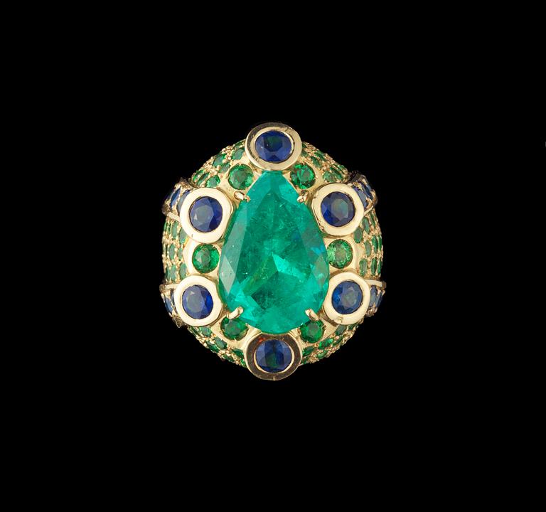 RING, Sazingg, av Irene Zingg, stor droppslipad smaragd, ca 8 ct, med tsavoriter och blå safirer.