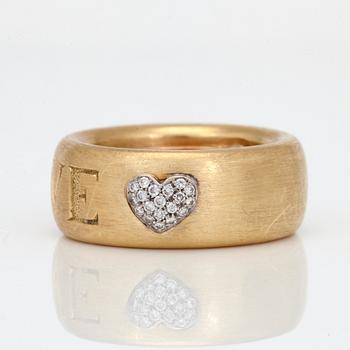 RING, graverad "LOVE", med briljantslipade diamanter i form av ett hjärta.