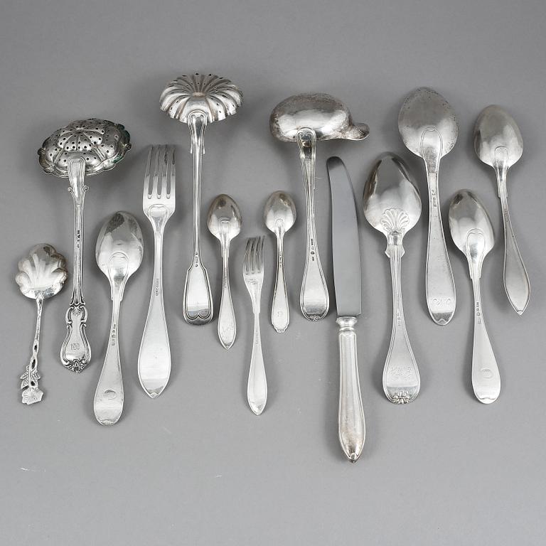 PARTI SILVERBESTICK, 23 delar, 1800-1900-tal. Silvervikt tot ca 711 gram.