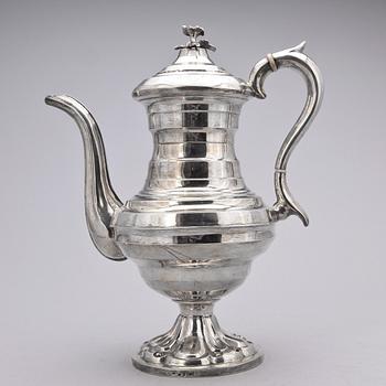 KAFFEKANNA, silver, Carl Nyström Stockholm 1850. Total vikt ca 950 gram.