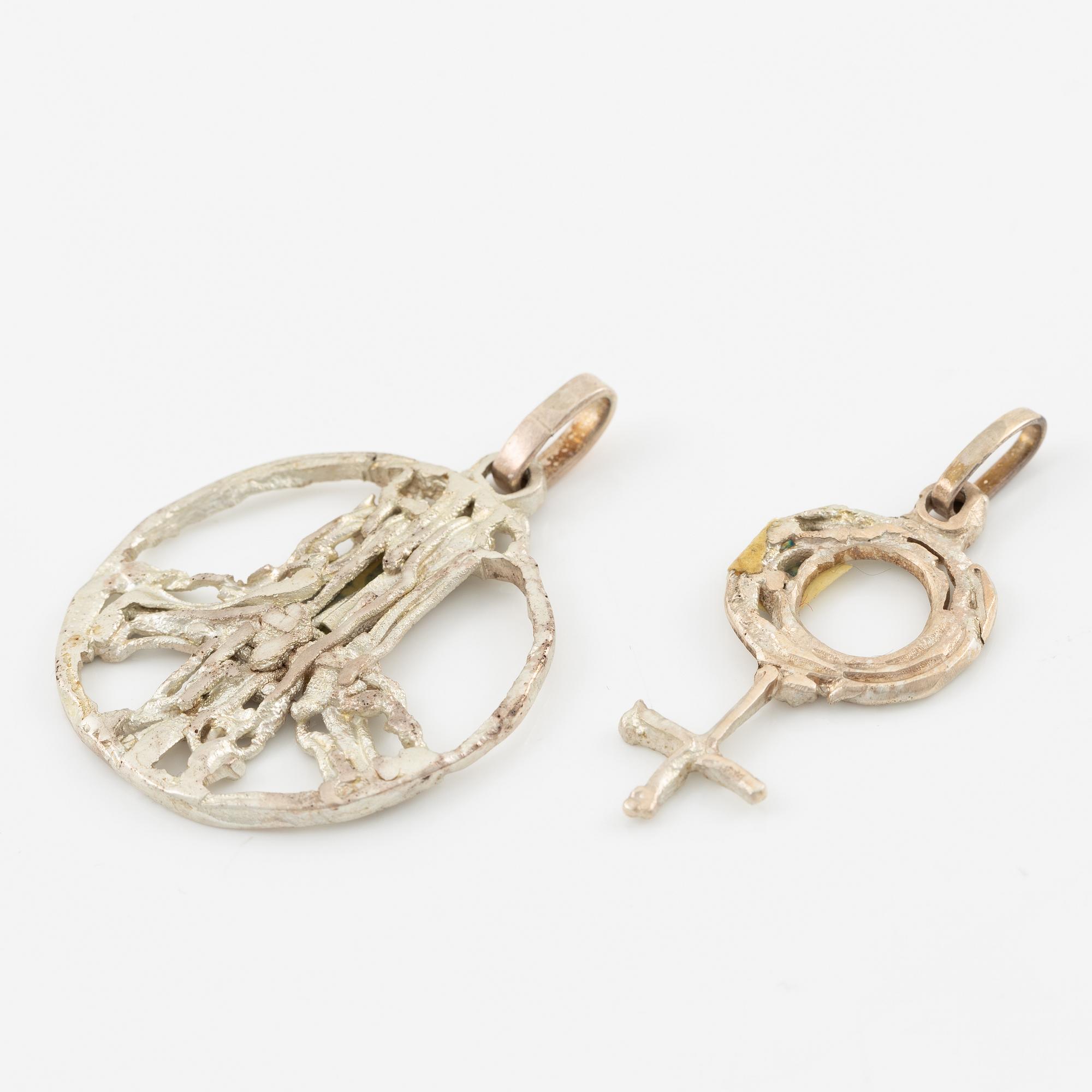 Lars Arby, ett armband och sex hängen samt en halsring, silver, med emalj.