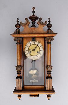 VÄGGPENDYL, jugend, omkring år 1900.