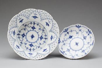 SKÅLAR, 2 st, porslin. "Musselmalet", Royal Copenhagen, 1900-talets andra hälft.