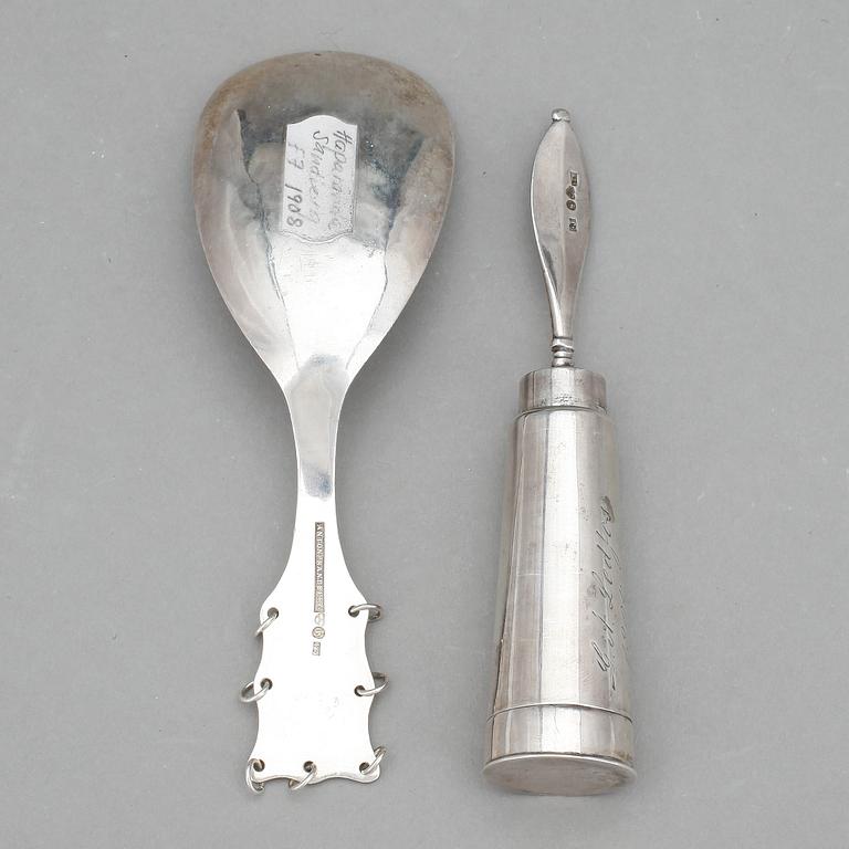 RAKBORSTE, silver, Oscar Strömbäck, samt LAPPSKED, silver, Anton Sandberg, Haparanda 1897 resp 1908. Vikt ca 70 gram.
