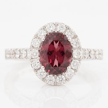 Ring, 18K white gold with pink garnet and brilliant-cut diamonds.