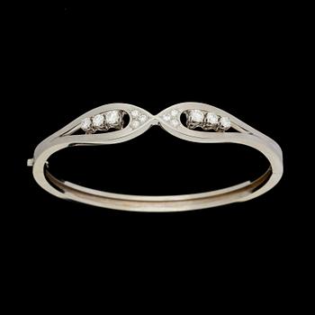 ARMRING, 18 k vitguld med briljantslipade diamanter ca 0,84 ct. Vikt ca 21 g.