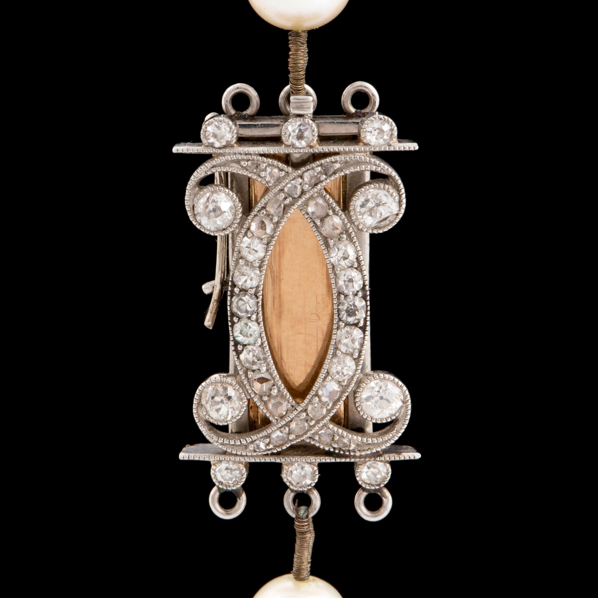 COLLIER, med graderade odlade pärlor, lås platina med diamanter.