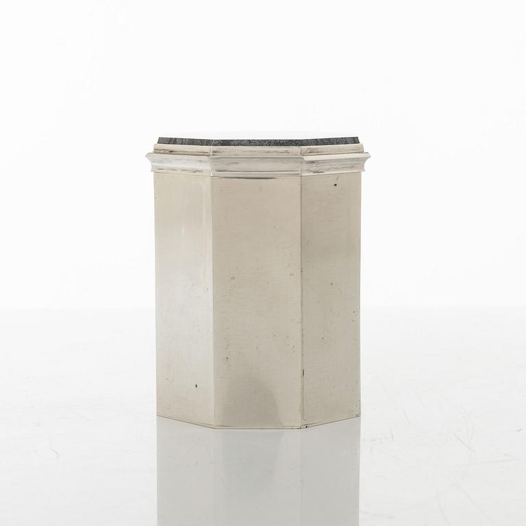 Atelier Borgila, burk med lock, sterling silver och järnmalm, Stockholm 1978.