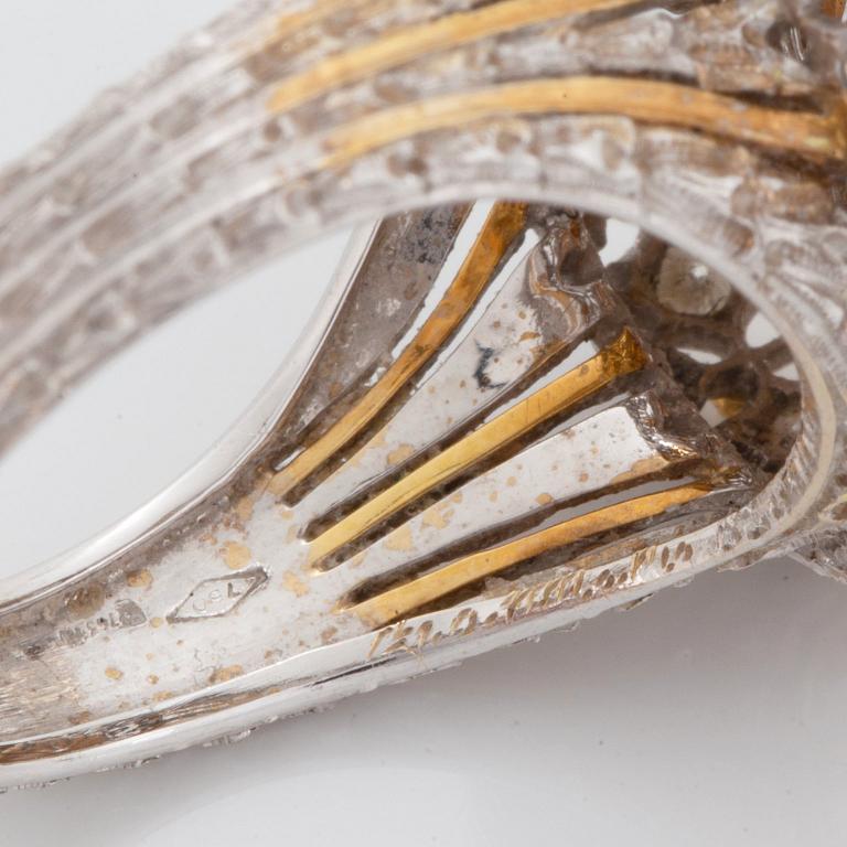 An 18K gold ring set with a cultured pearl and round brilliant-cut diamonds.