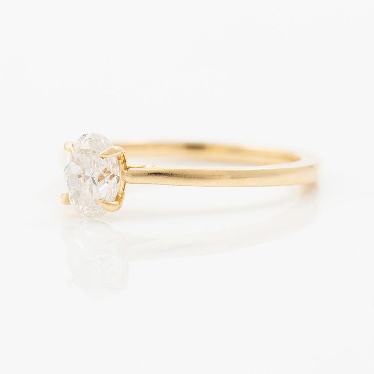 Ring 18K guld med ovalslipad diamant 0.72 ct, medföljande GIA dossier.