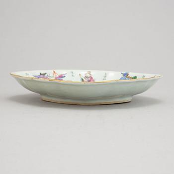 A famille rose Canton dish, Qing dynasty, 19th Century.