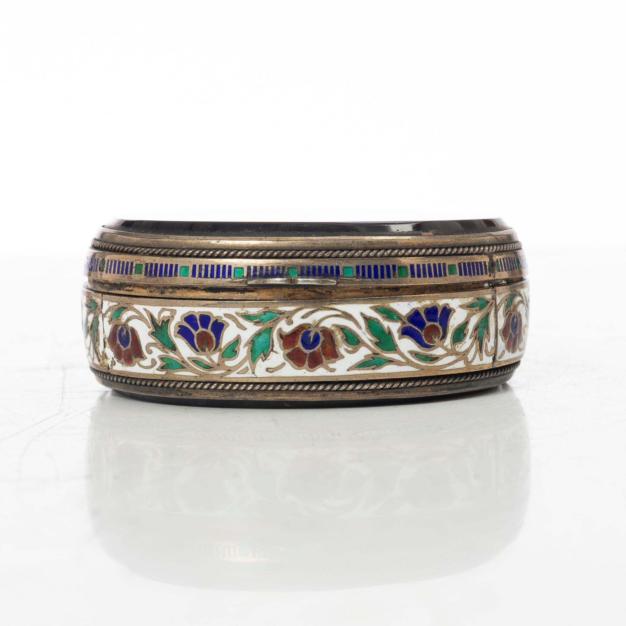 A cloisonné and agate box, first half of the 20th century.