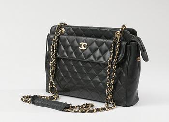 5. CHANEL, axelremsväska.