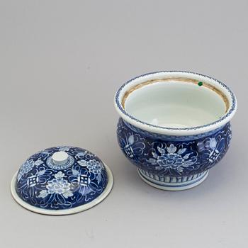 A large Chinese blue and white porcelain tureen with cover, Qing dynasty, 19th century.
