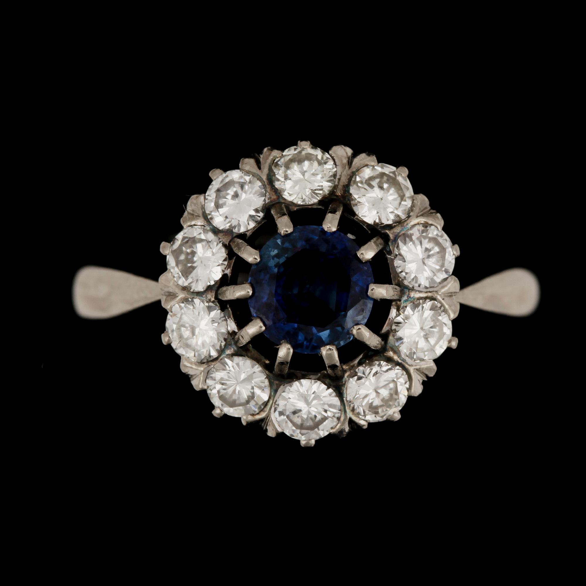 RING, 18k vitguld med safir och briljantslipade diamanter tot ca0,70ct. Stockholm, 1966. Vikt ca5g.