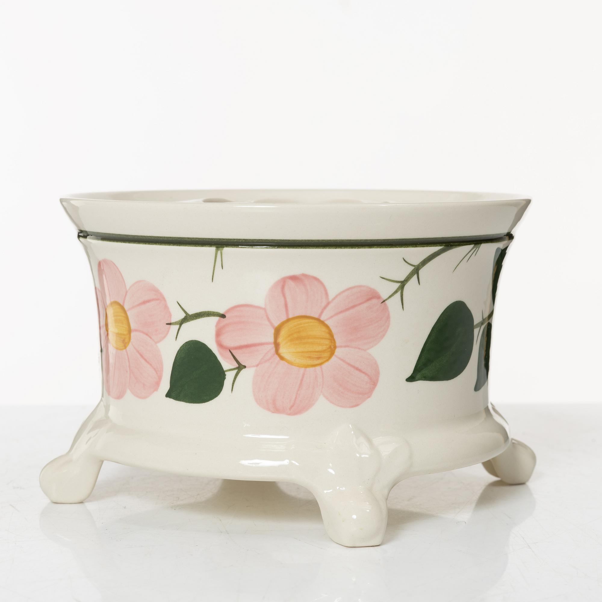 A 110-piece 'Wild rose' porcelain tea and dinner service, Villeroy & Boch, Germany.