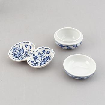 23 pieces Meissen "Zwiebelmuster" porcelain.