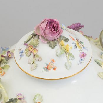 A MEISSEN PORCELAIN JAR AND LID, first half of the 20th century.