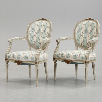 KARMSTOLAR, ett par, Gustaviansk stil, omkring 1900-talets mitt.