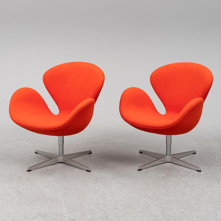ARNE JACOBSEN, fåtöljer ett par "Svanen" för Fritz Hansen, 2000-tal.