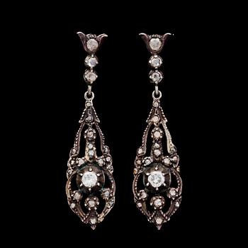 56. EARRINGS, ros- abd brilliant cut diamonds, tot. app. 0.80 cts, set in gold and silver.