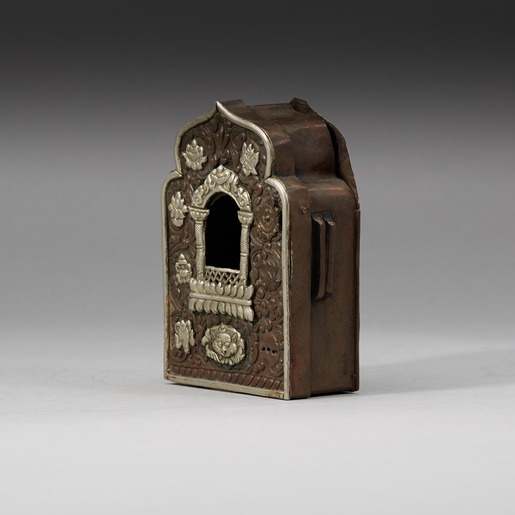 LITET RESEALTARE, kopparlegering med försilvrade detaljer. Tibet, 1800-tal.