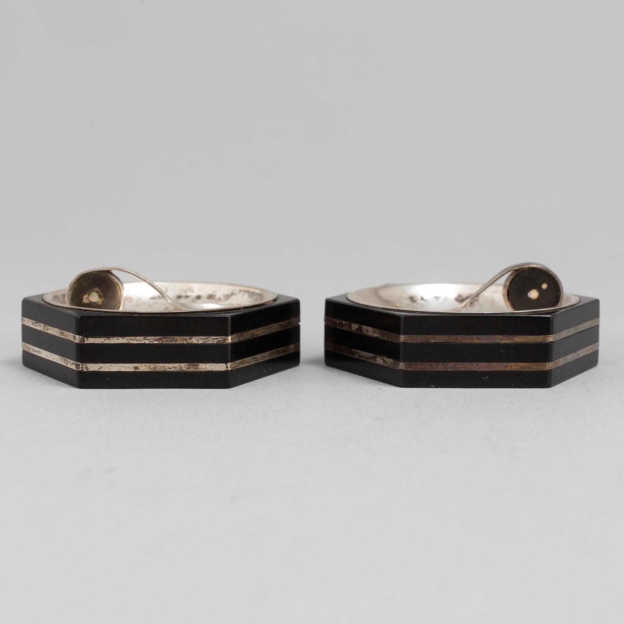 GULDSMEDSAKTIEBOLAGET, saltkar, ett par med saltskedar, Stockholm 1930-46, silver och ebenholts.