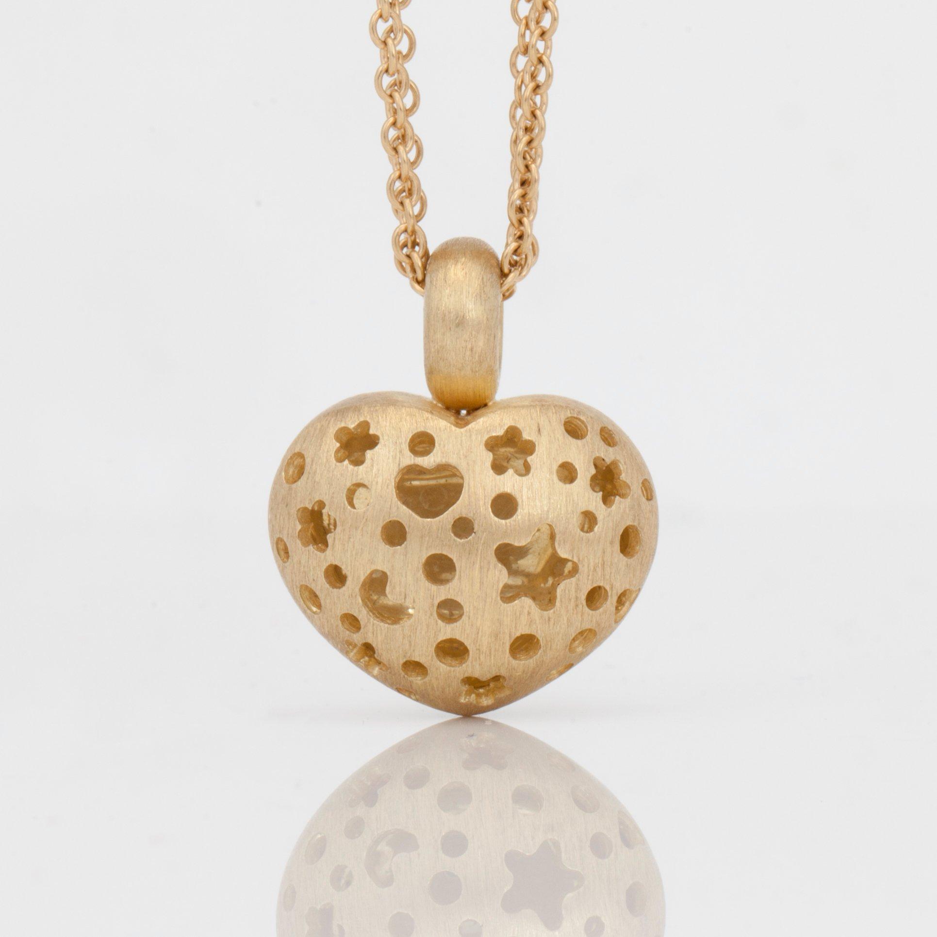 COLLIER med hjärta, graverat "LOVE", i borstat guld.
