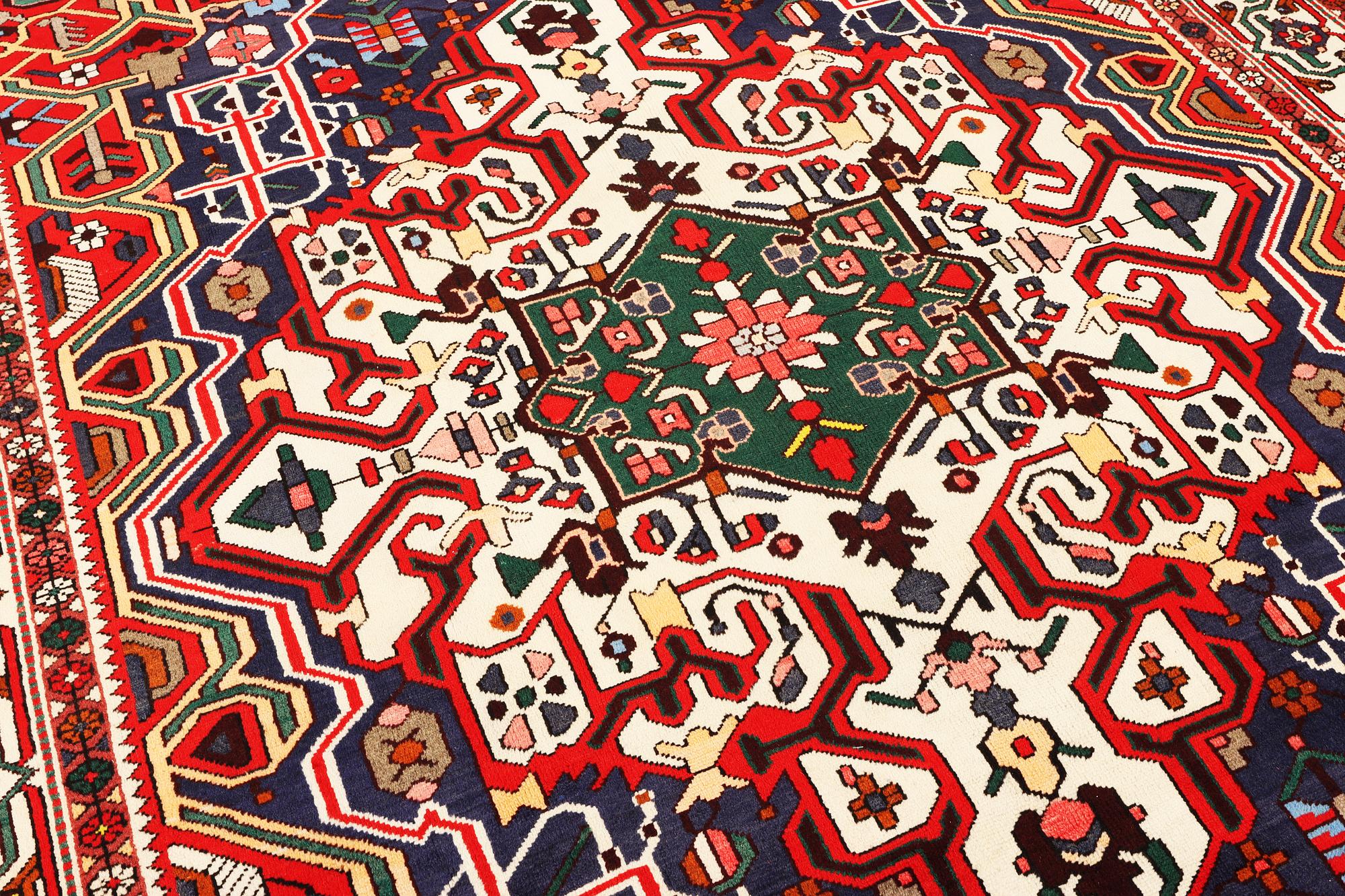 A Bakhtiari carpet a. 310 x 211 cm.