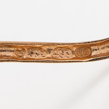 A panther brooch made of 14K gold and with emeralds.