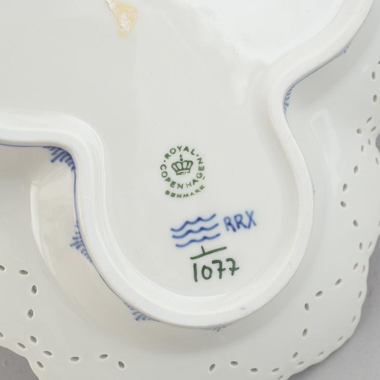 A Royal Copenhagen porcelain half lace "Musselmalet" service 21 pcs.