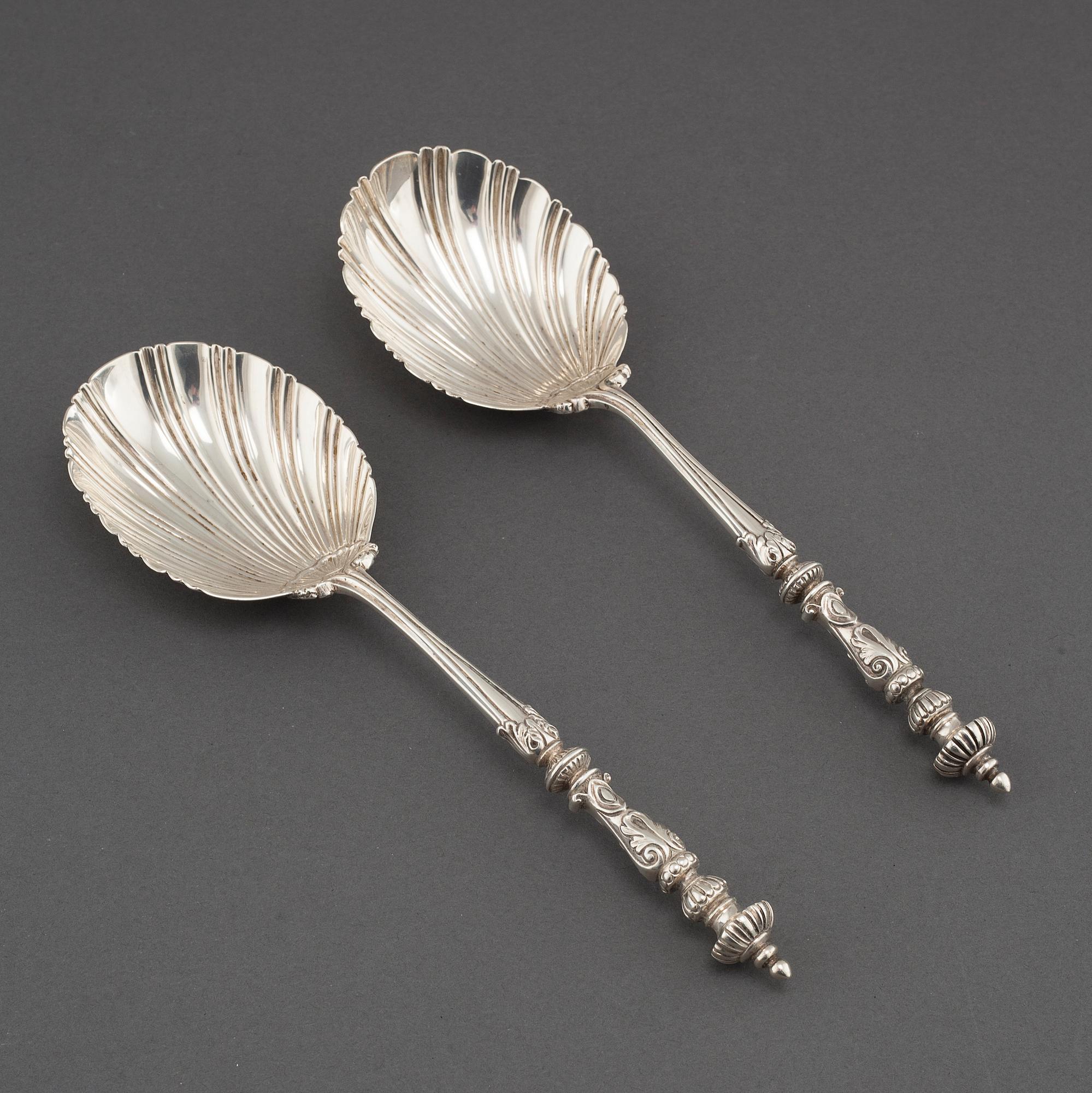 SERVERINGSSKEDAR, ett par, silver,  Goldsmiths & Silversmiths Co Ltd, London, 1908 och 1909.