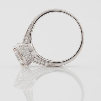 RING med briljantslipad diamant 2.00 ct. Kvalitet D/VS2 enligt certifikat från HRD.