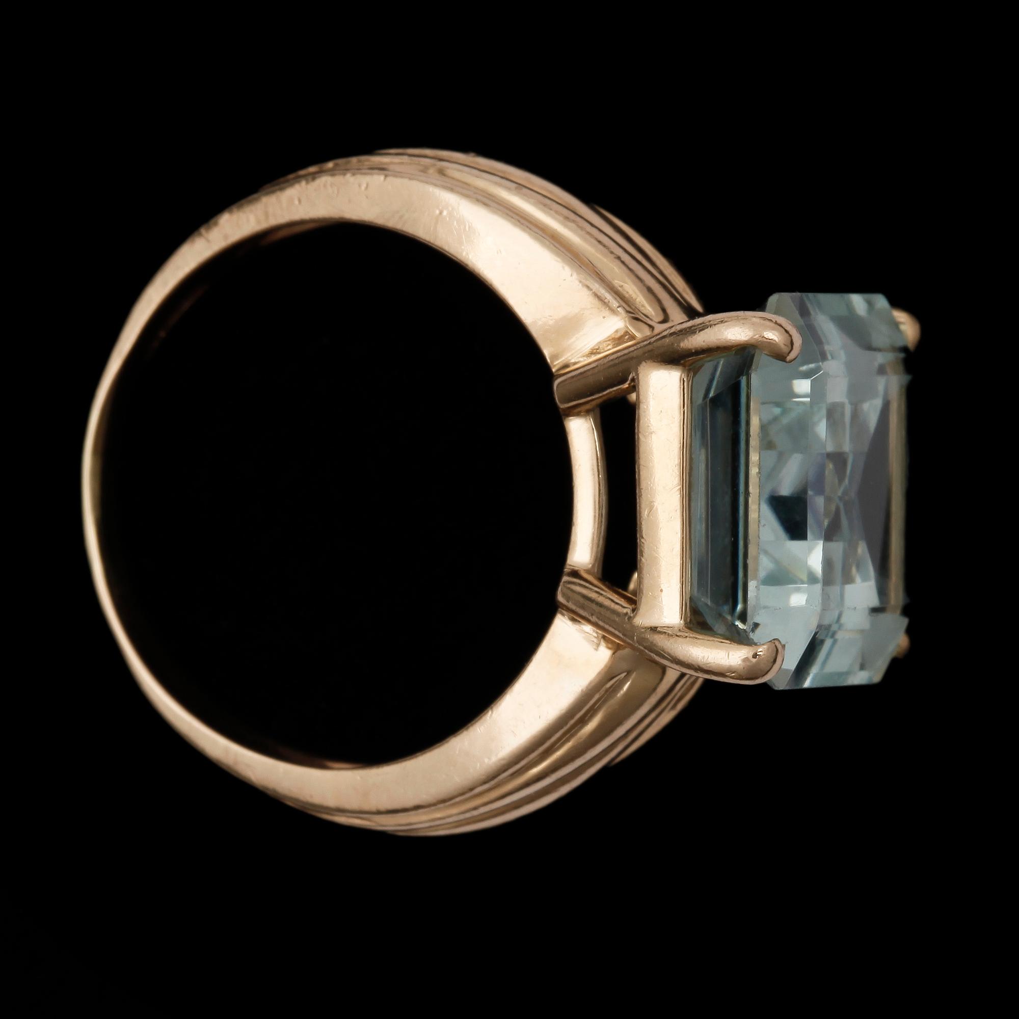 RING, 14k guld med akvamarin ca8,50ct. Vikt 6,1g.