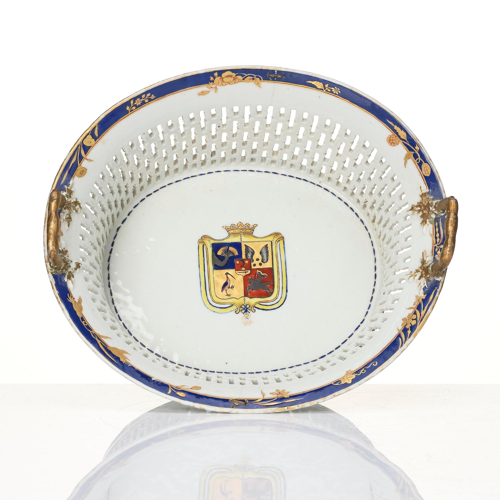 Gallerkorg med fat, vapenporslin. Qingdynastin, 1790-tal.