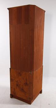 HÖRNSKÅP. Engelsk stil. 1900-tal.