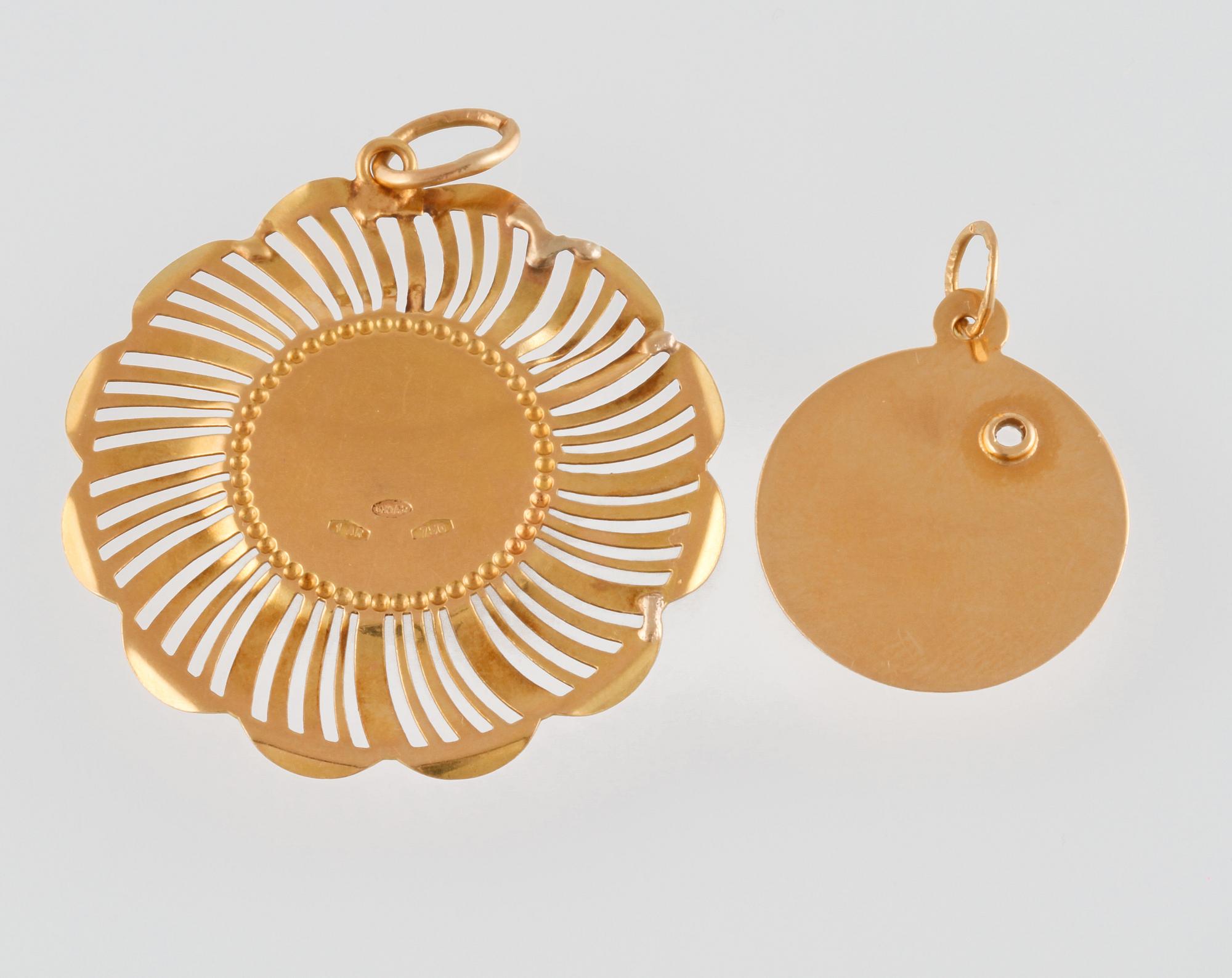 BERLOCKER, 2 st, 18K guld med fasettslipad vit sten. Vikt 4,6 gram.