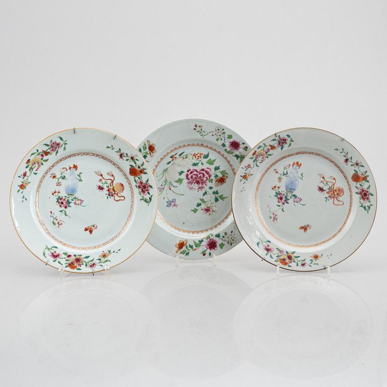 A set of three Chinese export porcelain plates, Qingdynasty, Qianlong (1736-95).