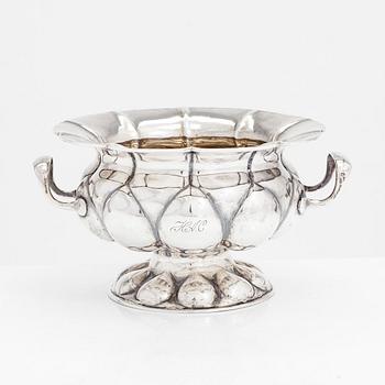 Sockerskål och sockertång, silver, Johan Fredrik Manström och Josef Nordberg, S:t Petersburg, 1861 och 1854.