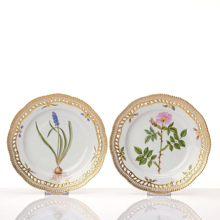 A set of eight Royal Copenhagen 'Flora Danica' dessert plates, Denmark, 20th Century.