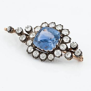 An gold and silver brooch/pendant with a sapphire and old-cut diamonds.
