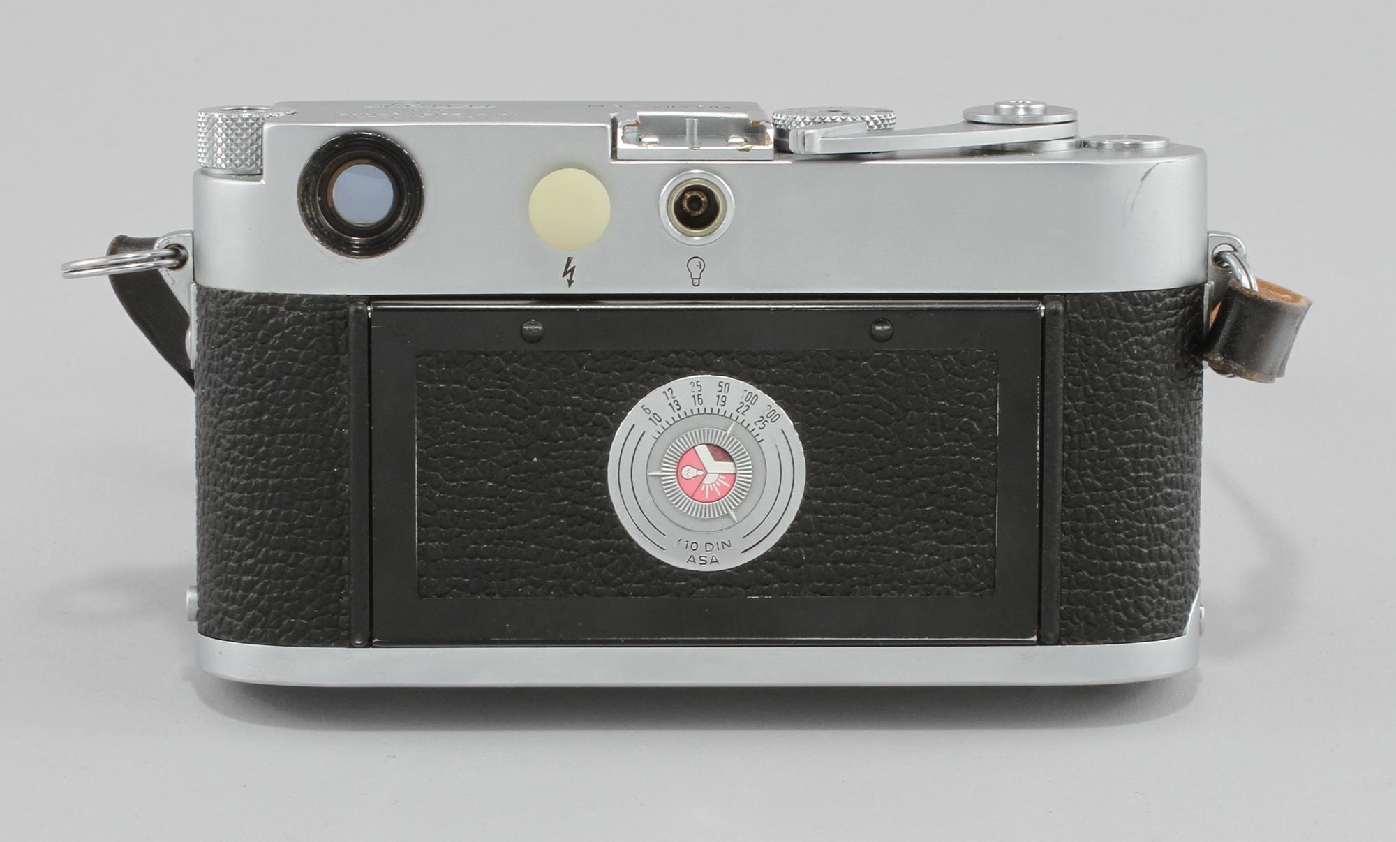 KAMERA, Leica M3 serienummer 784704, Tyskland 1955, OBJEKTIV 4st, Leica, samt tillbehör.