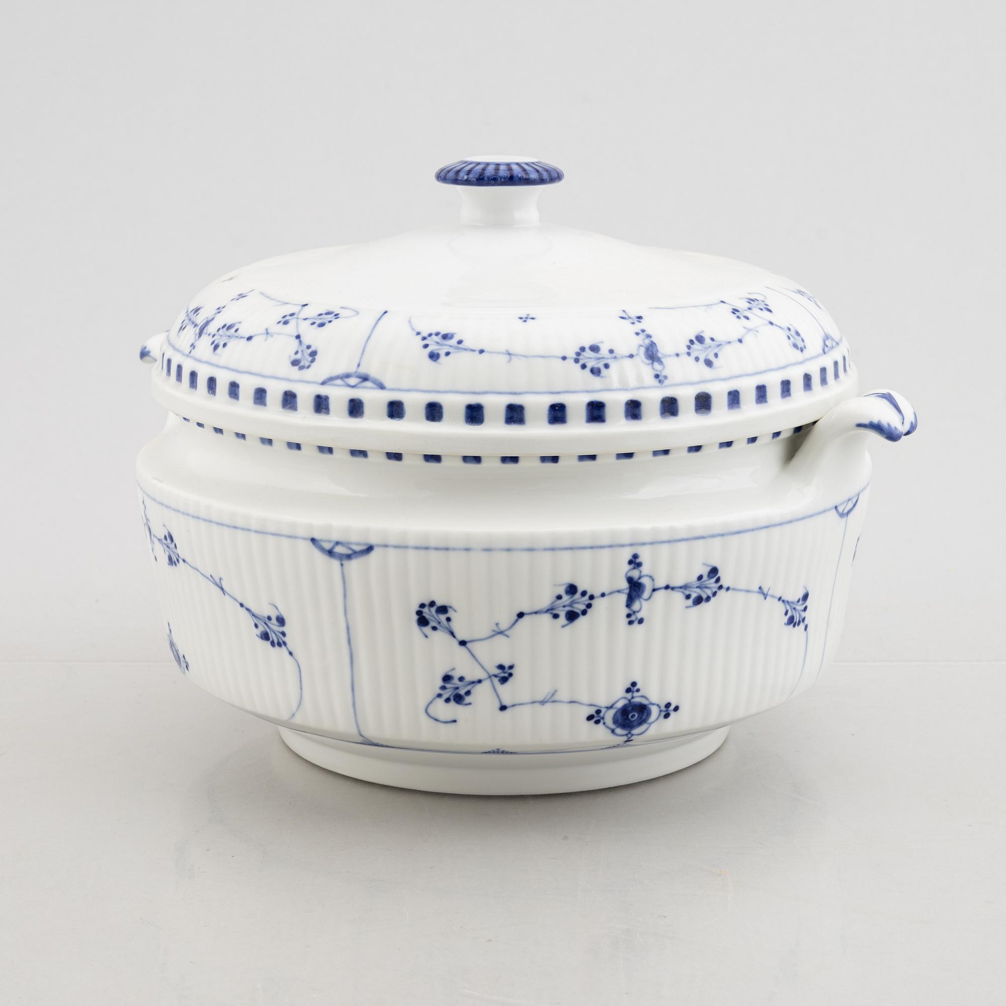 A 'Blue Fluted' / 'Musselmalet rifflet' porcelain tureen with cover, Royal Copenhagen, early model, 19th century.