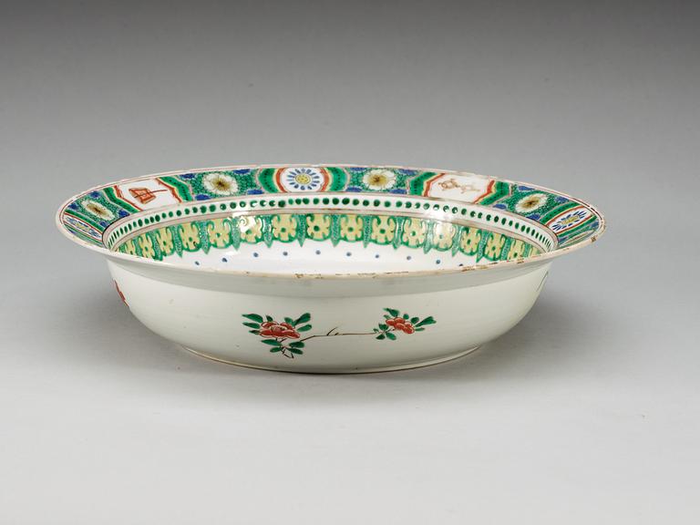 A famille verte charger, Qing dynasty, Kangxi (1662-1722).